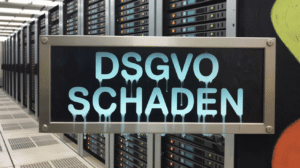 Schriftzug DSGVO SCHADEN auf einer Glasscheibe in einem Serverraum, der langsam verschwindet.